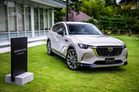 今回のメディア向け試乗会の会場に展示されていた「CX-60」の販売店オプション装着車。ボディーの前後と左右のアンダーガーニッシュに、フェンダーアーチモールが加えられた35万9569円の外装アイテム「シグネチャースタイル」が装着されている。