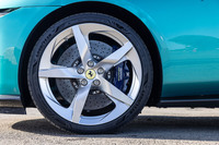 ホイールのサイズは前後とも20インチ。ブレーキディスクは前（写真）がφ390mm、後ろがφ360mmである。