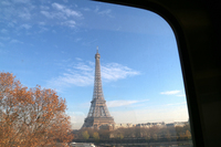 パリ地下鉄6号線のパッシィ駅～ビル・アケム駅間では、エッフェル塔を車窓から望むことができる。