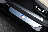 Mロゴ、イルミネーション付き、クローム仕上げのドアシルプレート。