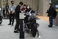 「BMW R18クラシック」にまたがる来場者。実物に触れられるというのは、リアルイベントならではのだいご味だ。