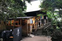 文殊仙寺は、648年に役之行者（えんのぎょうじゃ）によって開かれた天台宗の寺。日本三文殊随一の古刹（こさつ）として知られ、「三人寄れば文殊の知恵」の発祥地といわれる。