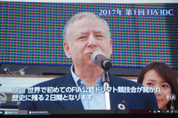 2017年大会のダイジェスト映像における、FIAのジャン・トッド会長。FIAは、「広場とボールさえあればできるサッカー」のように、敷居の低いドリフトがモータースポーツの競技人口を拡大してくれると考えているという。