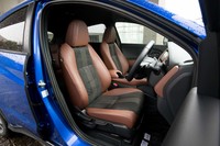 シートの表皮は、インテリアと同じブラウンのフェイクレザーと、ウルトラスエードが組み合わされている。