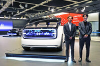 写真向かって左が、本田技研工業 電動事業開発本部 BEV開発センター BEV完成車統括部 BEV商品企画部 部長の中野弘二氏。同右が、本田技術研究所 デザインセンター e-モビリティーデザイン開発室 プロダクトデザインスタジオ チーフデザイナー兼クリエイティブリーダーの清水陽祐氏。