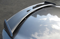 カーボン製のリアウイングをはじめ、「SVR」にはボディーの各所に専用の空力パーツが施されている。