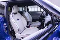 「ジョンクーパーワークスシート」と呼ばれる、スポーティーなデザインの前席（オプション）。電動調節機構やヒーターも備わっていた。