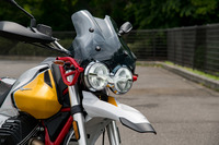 クラシカルな雰囲気が特徴の「V85 TT」だが、丸目2灯のヘッドランプがLED式だったり、フルカラーのデジタルメーターを備えていたりと、その中身は実にモダンだ。