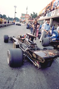 有名な「JPSカラー」でカラーリングされた、エマーソン・フィッティパルディの「ロータス72」（1972年）。カウルの後ろにDFVのヘッドがのぞく。