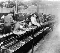 フォードでの労働者待遇は改善を続け、1926年には1週間の勤務を5日に短縮。1929年には日給を7ドルに引き上げた。