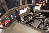 「ウラカン ペルフォルマンテ」の「リアアクティブウイング」。ALA作動時には、エンジンルームの後部（写真中央）にあるエアダクトからウイング内に空気を導入、加速性能を向上させる。