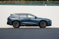 ボディーのスリーサイズは全長×全幅×全高＝4930×1880×1625mm。「クロスオーバー」と同じ全長に「スポーツ」と同じ全幅、そしてシリーズで最も高い全高を組み合わせている。