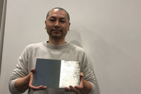 島根県代表の陶芸家、岩佐昌昭さんは、服飾関連の仕事から陶芸家に転身。住職としての活動も行いながら、箔を押した陶胎漆器（とうたいしっき・漆塗りを施した陶器）を手がける。オリジナルブランド「枯銀（こぎん）」を展開。