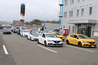 「オールルノー／アルピーヌパレードラン」にはファンの愛車がずらり。富士のコースを走れるとあって、参加者もうれしそうだった。