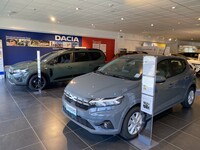 今回はイタリアを含む欧州市場で躍進目覚ましいダチアの最新情報を。手前は最量販車種でCセグメントの「サンデロ」、奥はステーションワゴン「ジョガー」。2023年、シエナの販売店であるパンパローニで撮影。