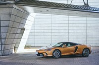 ゴルフバッグやスキー用具も積むことができるラゲッジスペースを持つ「マクラーレンGT」。気になる走行性能とのバランスは？（photo：田村孝介）