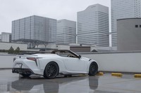 2021年7月30日に受注が開始された「TOM’SレクサスLC500コンバーチブル」。トムスのコンプリートカーはベース車の現行ラインナップのさらに上に位置する「架空の最上級グレード」を意識して開発されているという（「LC500コンバーチブル」自体はモノグレード）。