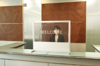 シャープの「透明ディスプレイ パーティション」。60%以上の光の透過率を持つ液晶パネルを用いたパーティションで、もちろん映像の表示が可能。病院や公共施設の窓口、オフィスなどで、感染症への対策をとりつつ、人と人とのコミュニケーションをとるためのツールとして期待されている。