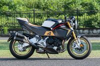 「KB4」からカウルを取り払ってネイキッドモデルに仕立てた「KB4RC」。ほかのどんなバイクにも似ていないその造形と、全長2040mm、ホイールベース1390mmという、リッターマシンとは思えないコンパクトさに目を奪われる。