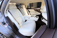 コンフォート仕様の「バージョンL」には、ランバーサポート付きの16way電動調整式リアシートが装備される。