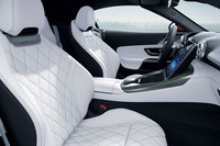 2＋2のシートレイアウトを採用。後席に着座できる乗員の身長は150cmまでとされている。