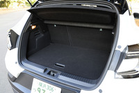 後席使用時の荷室容量は440リッター。床面は2段階の調整式となっており、積載物によって自由なアレンジが可能だ。写真は床面を上段に設置した様子。