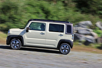 「ハスラー」はフルモデルチェンジに際して、先代「アルト」で採用が開始された「ハーテクト」にプラットフォームを刷新。さらに、ボディーを環状骨格構造としたり、構造用接着剤や高減衰マスチックシーラーを採用したりするなど、軽初、スズキ初の技術を多数取り入れることで、ボディーの高剛性化と静粛性の向上を実現した。