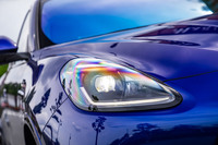 グリルから独立した高い位置に置かれたLEDヘッドランプのデザインは、ミドシップハイパフォーマンスモデル「MC20」の流れをくむもの。フロントフードやドアなどには軽量なアルミが用いられているが、フロントサイドのフェンダーはスチール製になっている。