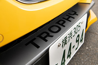 フロントバンパーに施された「TROPHY」のロゴ。エクステリアにおける数少ない「トロフィー」の特徴のひとつである。