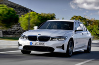 こちらは非「Mスポーツ」系の「3シリーズ」。フロントバンパーまわりは、比較的すっきりとしている。