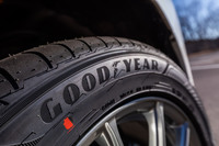 グッドイヤーの乗用車向けサマータイヤラインナップは、スポーツ系の「イーグル」とコンフォート系の「エフィシェントグリップ」に大別できる。今回登場した「RVF02」の先代モデルにあたる「RV-F」はイーグルの名を冠しており、モデルチェンジにあたり路線変更を行ったことがわかる。