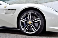 タイヤサイズは前が245/35ZR20（写真）、後ろが295/35ZR20。試乗車には「ピレリPゼロ」が装着されていた。