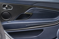 インテリアについても、カーボン製のパネル類が多用される。写真は右ドアパネルのもの。