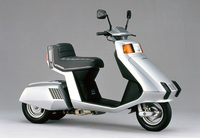 1981年「ホンダ・ストリーム」。二輪車の楽しさと乗用車の快適さを兼ね備えたと主張する「スリーター」（前1輪、後ろ2輪の三輪車）。49ccの空冷2ストロークエンジンを搭載。