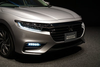 日本仕様向け装備として、専用デザインのフロントバンパーとトランクスポイラーが用意される。