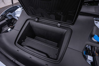 “フランク”と呼ばれるフロントボンネット下の収納スペース。さほど大きなスペースではないが、充電ケーブル置き場としてはちょうどいいサイズ感だ。ただし、リッドをオープン状態のままキープできるステーなどはなく、荷物の出し入れにはコツが必要。