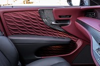 一枚の布を折り紙のように職人の手で折り合わせたハンドプリーツは、切子調カットガラスとセットのオプション。他のブランドではみられない、日本独自の感性を表現したとレクサスはいう。