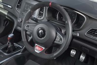 カタログモデルではリムの全周にナパレザーが巻かれていたステアリングホイールは、サイドがナパレザー、上下がアルカンターラというつくりになっている。