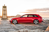 新型「アウディRS 4アバント」（欧州仕様車）は、先代と比べ、全長が62mm延長されている。一方で、全高は12mmダウン。車重は80kgの軽量化を実現した。