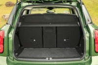 リアシートは4：2：4の3分割可倒式で、すべて前倒しすると1170リッターの積載スペースが得られる。（写真をクリックすると、シートの倒れる様子が見られます）
    
