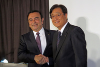 5月12日の記者発表にて、握手を交わす日産自動車のカルロス・ゴーン社長兼最高経営責任者（写真左）と、三菱自動車の益子 修取締役会長兼CEO（同右）。
