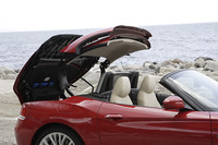 ルーフは2分割され、トランクルームに格納される。