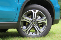 タイヤサイズはFF車、4WD車共通で215/55R17となる。