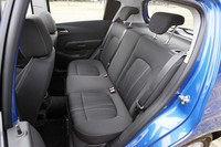 リアシートは国産コンパクトに匹敵する広さを持つ。6：4分割可倒式となる。