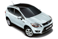 「フォード・クーガ」の日本デビューは2010年10月。直列5気筒の2.5リッターターボエンジン（200ps、32.6kgm）に5段ATが組み合わされる。グレードは装備の違いで「タイタニアム」（378万円）と「トレンド」（339万円）がラインナップされる。