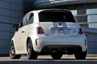 ディフューザーとエキゾーストシステム「レコードモンツァ」が後ろ姿を引き締める。