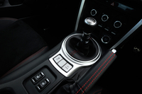 サテンシルバーの加飾が追加されたシフトパネル。