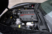 エンジンは低いだけでなく、フロントミドぎみにマウントされる。