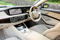 1950～1960年代のメルセデス・ベンツに用いられていた2本スポークのステアリングが復活。官能的なカーブを描く。ダッシュボードの流線型との反復がセクシー。