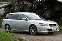 【スペック】
	5AT：全長×全幅×全高＝4680×1730×1475mm/ホイールベース＝2670mm/車重＝1480kg/駆動方式＝4WD/2リッター水平対向4 DOHC16バルブターボ・インタークーラー付き（260ps/6000rpm、35.0kgm/2400rpm）/車両本体価格＝310.0万円（テスト車＝370.5万円／マッキントッシュサウンドシステム（MD＋6連奏インダッシュCD＆AM/FMチューナー＋13スピーカー＋150Wアンプ）／LEGACYビルトインDVDナビゲーションシステム／VDC／クルーズコントロール／濃色ガラス／クリアビューパック（LEDリアフォグランプ＋ヒーテッドドアミラー＋フロントワイパーデアイサー）／本革シート）
	 